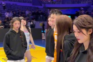 当关注列表照进现实~CBA扣篮冠军张鼎岩与拉拉队宝贝合影