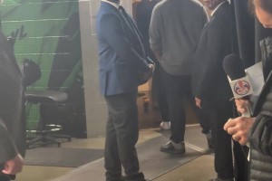 穆迪膝盖重伤被抬出场！侠记：他在侠X光室里&全体球迷为他起立