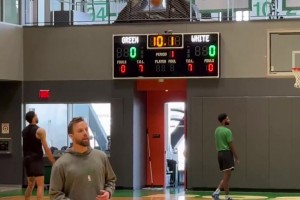 面对如今换妻像喝水般简单的联盟，詹姆斯却始终如一的爱着妻子！