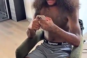 老阿姨魅力很大啊！杰伦·格林后背纹的是40岁女友的画像！